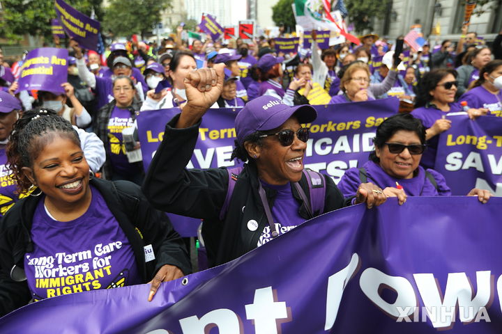 [로스앤젤레스=신화/뉴시스] 5월 1일 로스앤젤레스 시내에서 '국제 노동자의 날 '(메이데이)을 기념하는 수 천명의 시위대가 행진하면서 노동자의 단결권과 이민자들에 대한 추방 금지를 외치고 있다. 2025.05.2. 