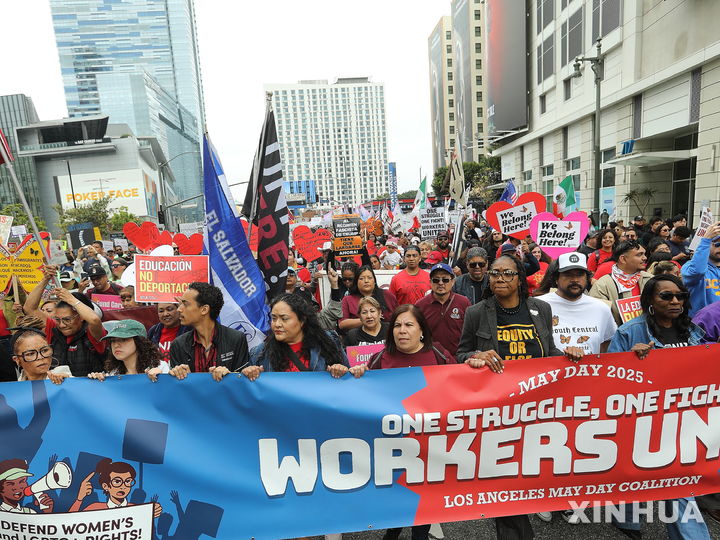 [로스앤젤레스=신화/뉴시스] 5월 1일 로스앤젤레스 시내에서 '국제 노동자의 날 '(메이데이)을 기념하는 수 천명의 시위대가 행진하면서 노동자의 단결권과 이민자들에 대한 추방 금지를 외치고 있다. 2025.05.2. 