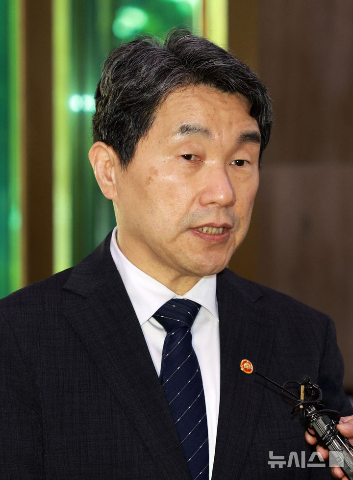 [서울=뉴시스] 고범준 기자 = 이주호 대통령 권한대행 부총리 겸 교육부 장관이 2일 서울 종로구 정부서울청사로 출근하며 취재진 질문에 답하고 있다. 2025.05.02. bjko@newsis.com