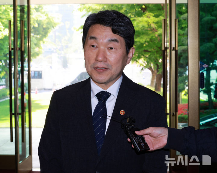 [서울=뉴시스] 고범준 기자 = 이주호 대통령 권한대행 부총리 겸 교육부 장관이 지난달 2일 서울 종로구 정부서울청사로 출근하며 취재진 질문에 답하는 모습 2025.05.02. bjko@newsis.com