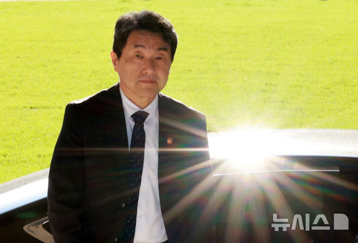 [서울=뉴시스] 고범준 기자 = 이주호 대통령 권한대행 부총리 겸 교육부 장관이 2일 서울 종로구 정부서울청사로 출근하고 있다. 2025.05.02. bjko@newsis.com