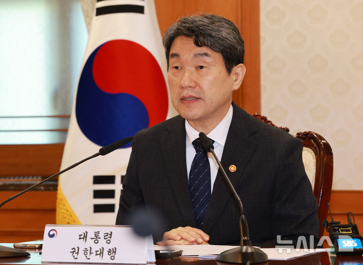 [서울=뉴시스] 고범준 기자 = 이주호 대통령 권한대행 부총리 겸 교육부 장관이 2일 서울 종로구 정부서울청사에서 열린 긴급 국가안전보장회의(NSC)에서 발언하고 있다. 2025.05.02. bjko@newsis.com