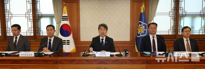 [서울=뉴시스] 고범준 기자 = 이주호 대통령 권한대행 부총리 겸 교육부 장관이 2일 서울 종로구 정부서울청사에서 열린 긴급 국가안전보장회의(NSC)에서 발언하고 있다. 왼쪽부터 김선호 국방부장관 직무대행, 신원식 국가안보실장, 이 권한대행, 방기선 국무조정실장, 인성환 국가안보실 2차장. 2025.05.02. bjko@newsis.com