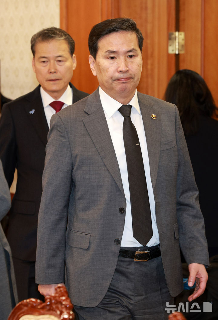 [서울=뉴시스] 고범준 기자 = 김선호 국방부 장관 직무대행이 2일 서울 종로구 정부서울청사에서 열린 긴급 국가안전보장회의(NSC)에 입장하고 있다. 2025.05.02. bjko@newsis.com