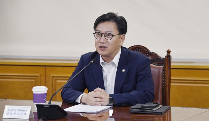 [서울=뉴시스] 김범석 부총리 겸 기획재정부 장관 직무대행이 2일 오전 서울 중구 은행회관에서 '거시경제·금융현안 간담회'를 주재하고 있다. (사진=기획재정부 제공) 2025.05.02. photo@newsis.com *재판매 및 DB 금지