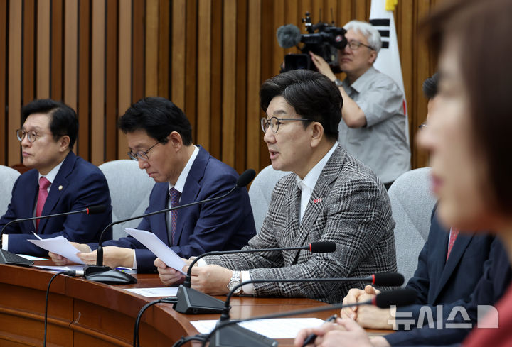 [서울=뉴시스] 고승민 기자 = 권성동 국민의힘 원내대표가 2일 서울 여의도 국회에서 열린 원내대책회의에서 발언하고 있다. 2025.05.02. kkssmm99@newsis.com