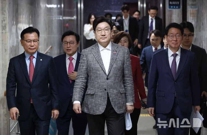 [서울=뉴시스] 고승민 기자 = 권성동 국민의힘 원내대표가 2일 서울 여의도 국회에서 열린 원내대책회의에 참석하고 있다. 2025.05.02. kkssmm99@newsis.com