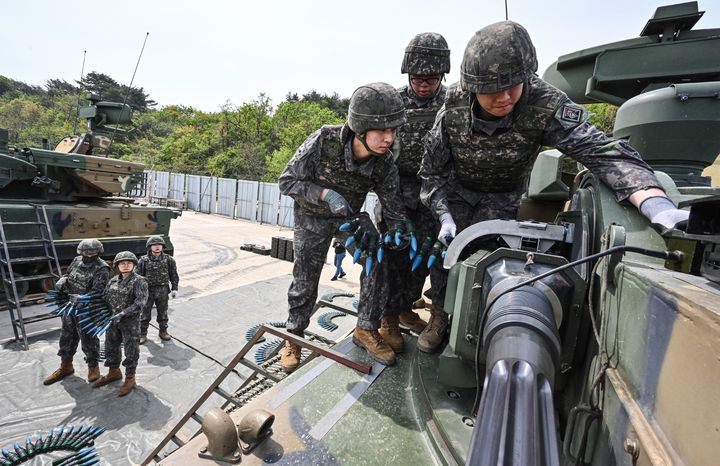 [서울=뉴시스] 육군은 지난달 30일부터 강원도 고성 해안 일대에서 대공 실사격 훈련을 실시했다고 2일 밝혔다.이번 훈련은 적 공중위협 대비 방공작전능력 향상과 저고도 대공방어태세 강화를 목적으로 계획되었다. 사진은 2기갑여단 장병들이 본격적인 훈련에 앞서 비호복합에 30mm 연습예광탄을 장전하는 모습. (사진=육군 제공) 2025.05.02. photo@newsis.com *재판매 및 DB 금지