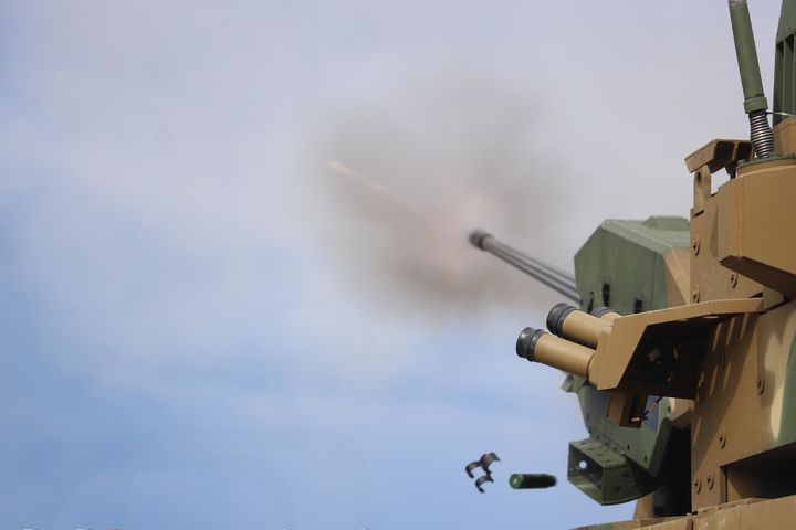 [서울=뉴시스] 육군은 지난달 30일부터 강원도 고성 해안 일대에서 대공 실사격 훈련을 실시했다고 2일 밝혔다.이번 훈련은 적 공중위협 대비 방공작전능력 향상과 저고도 대공방어태세 강화를 목적으로 계획되었다. 사진은 21보병사단 천호가 표적기를 향해 30mm 대공포를 발사하고 있다. (사진=육군 제공) 2025.05.02. photo@newsis.com *재판매 및 DB 금지