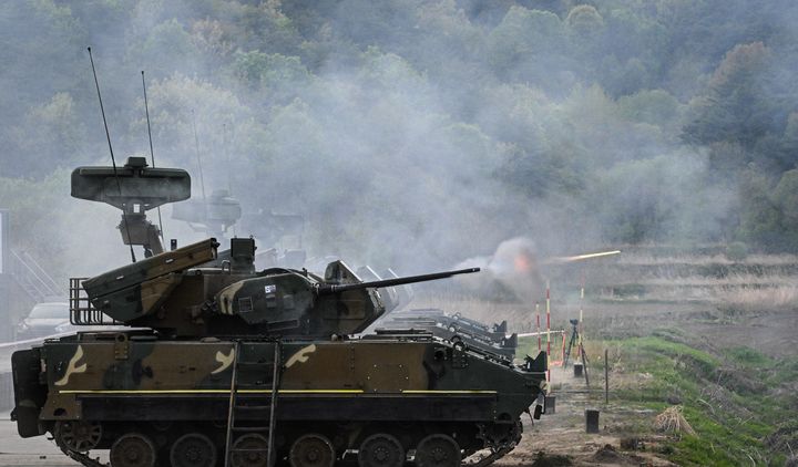 [서울=뉴시스] 육군은 지난달 30일부터 강원도 고성 해안 일대에서 대공 실사격 훈련을 실시했다고 2일 밝혔다.이번 훈련은 적 공중위협 대비 방공작전능력 향상과 저고도 대공방어태세 강화를 목적으로 계획되었다. 사진은 2기갑여단 비호복합이 표적기를 향해 30mm 대공포를 발사하고 있다. (사진=육군 제공) 2025.05.02. photo@newsis.com *재판매 및 DB 금지