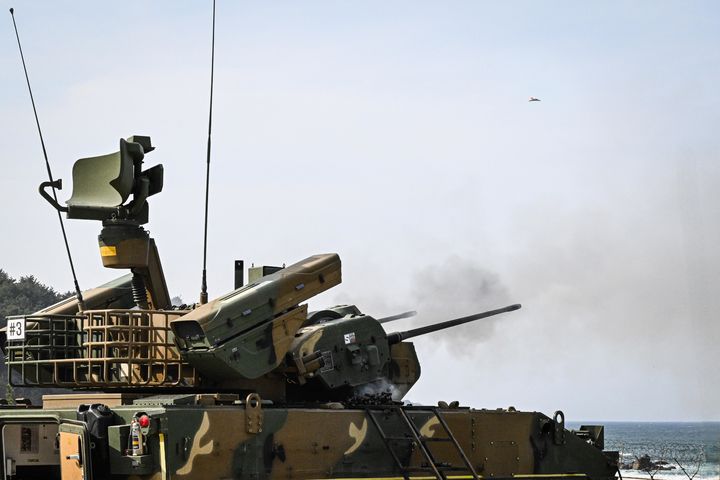 [서울=뉴시스] 육군은 지난달 30일부터 강원도 고성 해안 일대에서 대공 실사격 훈련을 실시했다고 2일 밝혔다.이번 훈련은 적 공중위협 대비 방공작전능력 향상과 저고도 대공방어태세 강화를 목적으로 계획되었다. 사진은 2기갑여단 비호복합이 표적기를 향해 30mm 대공포를 발사하고 있다. (사진=육군 제공) 2025.05.02. photo@newsis.com *재판매 및 DB 금지