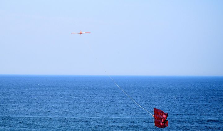 [서울=뉴시스] 육군은 지난달 30일부터 강원도 고성 해안 일대에서 대공 실사격 훈련을 실시했다고 2일 밝혔다.이번 훈련은 적 공중위협 대비 방공작전능력 향상과 저고도 대공방어태세 강화를 목적으로 계획되었다. 사진은 본격적인 훈련에 앞서 표적기를 이륙시키는 모습. (사진=육군 제공) 2025.05.02. photo@newsis.com *재판매 및 DB 금지