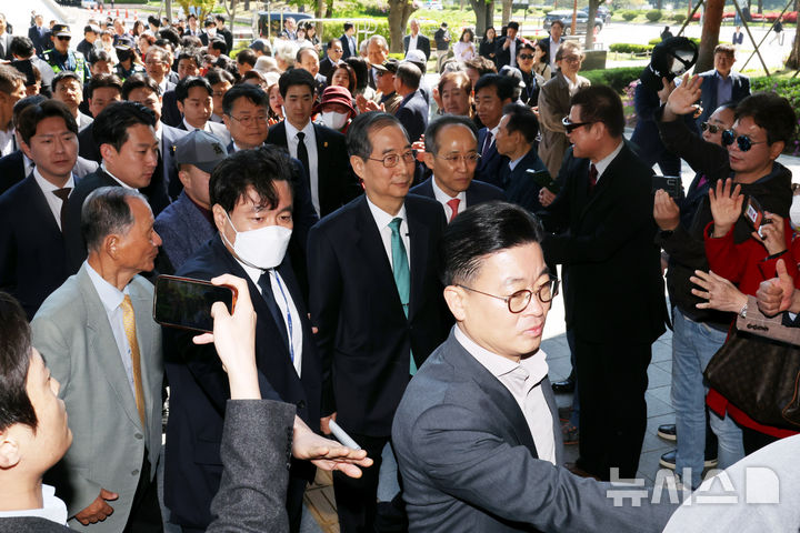 [서울=뉴시스] 조성봉 기자 = 한덕수 전 국무총리가 2일 오전 서울 여의도 국회 소통관에서 대선출마 선언 기자회견을 위해 들어서고 있다. 2025.05.02. suncho21@newsis.com