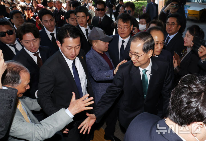 [서울=뉴시스] 조성봉 기자 = 한덕수 전 국무총리가 2일 오전 서울 여의도 국회 소통관에서 대선출마 선언 기자회견을 위해 들어서며 지지자와 인사하고 있다. 2025.05.02. suncho21@newsis.com