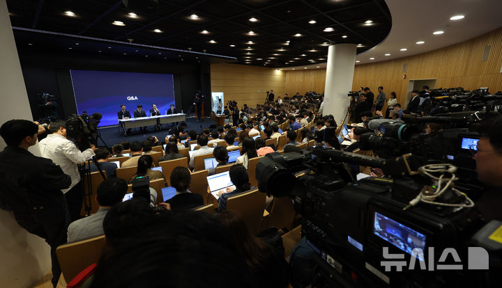 [서울=뉴시스] 조수정 기자 = 유영상 SK텔레콤 사장이 2일 오전 서울 중구 SK텔레콤 T타워에서 유심 해킹 사이버 침해 관련 언론설명회에서 기자들의 질문에 답하고 있다. 2025.05.02. chocrystal@newsis.com