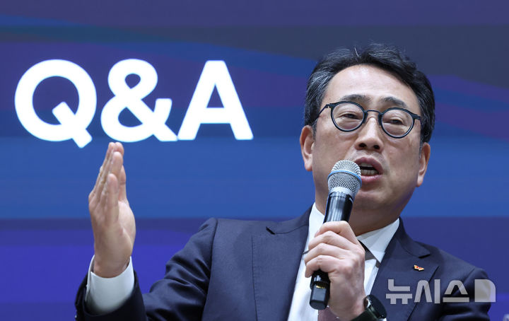 [서울=뉴시스] 조수정 기자 = 유영상 SK텔레콤 사장이 2일 오전 서울 중구 SK텔레콤 T타워에서 유심 해킹 사이버 침해 관련 언론설명회에서 기자들의 질문에 답하고 있다. 2025.05.02. chocrystal@newsis.com