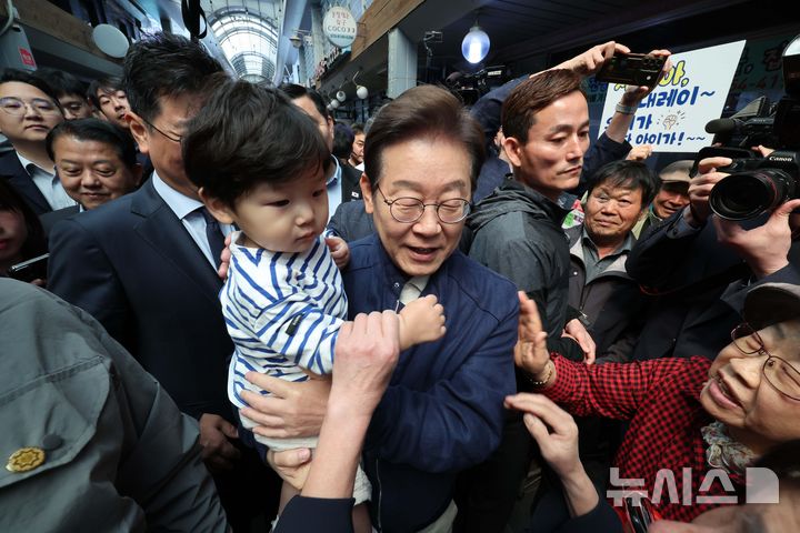 [철원=뉴시스] 조성우 기자 = 민심을 청취하는 '경청 투어'에 나선 이재명 더불어민주당 대선후보가 2일 오전 강원도 철원군 동송시외버스공용터미널 인근에서 어린이를 안아주고 있다. 2025.05.02.  xconfind@newsis.com