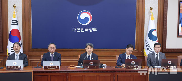 [서울=뉴시스] 고범준 기자 = 이주호 대통령 권한대행 부총리 겸 교육부 장관이 2일 서울 종로구 정부서울청사에서 열린 임시 국무회의에서 발언하고 있다. (대통령실통신사진기자단) 2025.05.02. bjko@newsis.com