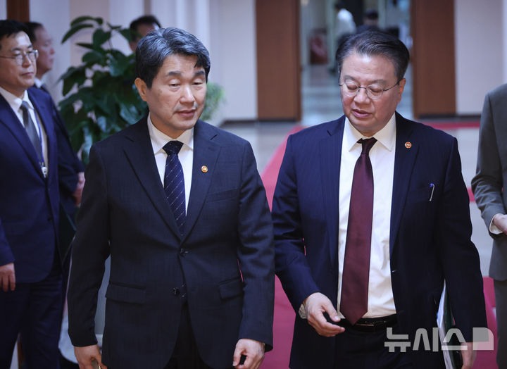 [서울=뉴시스] 고범준 기자 = 이주호 대통령 권한대행 부총리 겸 교육부 장관과 방기선 국무조정실장이 2일 서울 종로구 정부서울청사에서 열린 임시 국무회의에 참석하고 있다. (대통령실통신사진기자단) 2025.05.02. bjko@newsis.com