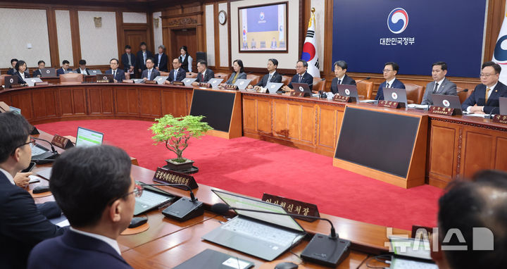 [서울=뉴시스] 고범준 기자 = 이주호 대통령 권한대행 부총리 겸 교육부 장관이 2일 서울 종로구 정부서울청사에서 열린 임시 국무회의에서 발언하고 있다. (대통령실통신사진기자단) 2025.05.02. bjko@newsis.com