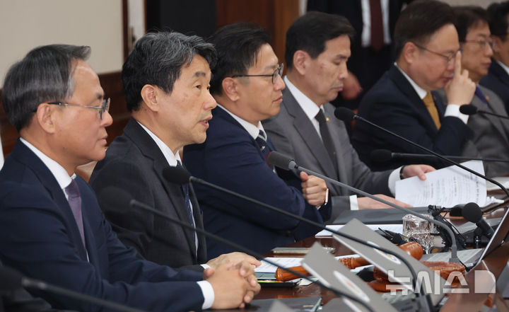 [서울=뉴시스] 고범준 기자 = 이주호 대통령 권한대행 부총리 겸 교육부 장관이 2일 서울 종로구 정부서울청사에서 열린 임시 국무회의에서 발언하고 있다. (대통령실통신사진기자단) 2025.05.02. bjko@newsis.com