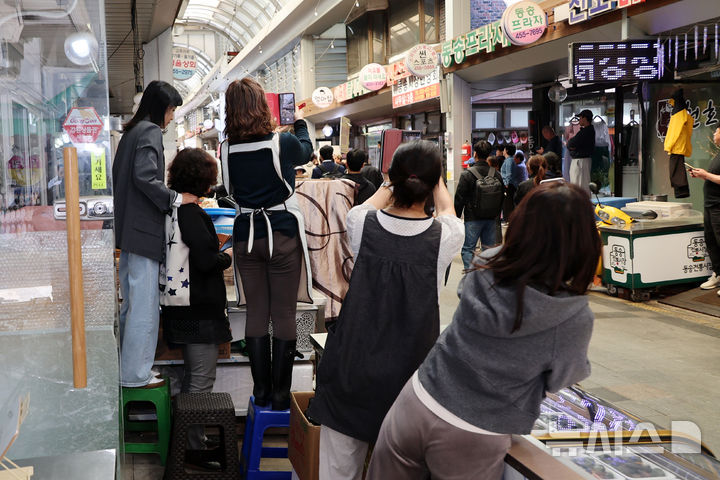 [철원=뉴시스] 조성우 기자 = 2일 오전 강원도 철원군 동송전통시장에서 상인들이 이재명 더불어민주당 대선후보의 방문을 기다리며 사진을 찍고 있다. (공동취재) 2025.05.02. photo@newsis.com