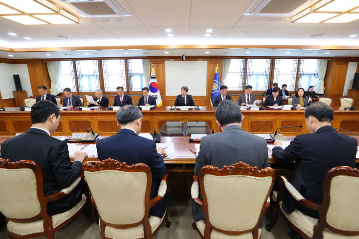 [서울=뉴시스] 고범준 기자 = 이주호 대통령 권한대행 부총리 겸 교육부 장관이 2일 서울 종로구 정부서울청사에서 열린 국무위원 간담회에서 발언하고 있다. (사진=교육부 제공) 2025.05.02. bjko@newsis.com *재판매 및 DB 금지