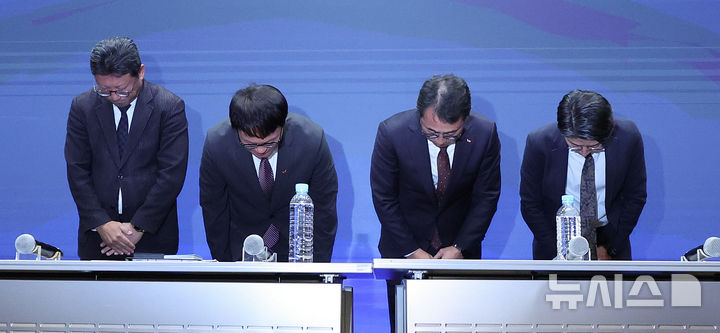 [서울=뉴시스] 조수정 기자 = 유영상(왼쪽 세번째) SK텔레콤 사장 및 임원들이 2일 오전 서울 중구 SK텔레콤 T타워에서 유심 해킹 사이버 침해 관련 언론설명회를 마친 뒤 고개숙여 사과하고 있다. 2025.05.02. chocrystal@newsis.com