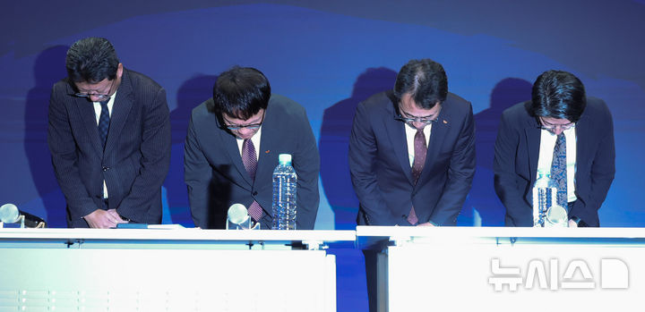 [서울=뉴시스] 조수정 기자 = 유영상(왼쪽 세번째) SK텔레콤 사장 및 임원들이 2일 오전 서울 중구 SK텔레콤 T타워에서 유심 해킹 사이버 침해 관련 언론설명회를 마친 뒤 고개숙여 사과하고 있다. 2025.05.02. chocrystal@newsis.com