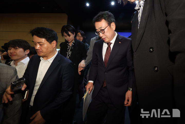 [서울=뉴시스] 조수정 기자 = 유영상 SK텔레콤 사장이 2일 오전 서울 중구 SK텔레콤 T타워에서 유심 해킹 사이버 침해 관련 언론설명회를 마친 뒤 추가 질문을 위해 모여드는 기자들을 피해 이석하고 있다. 2025.05.02. chocrystal@newsis.com