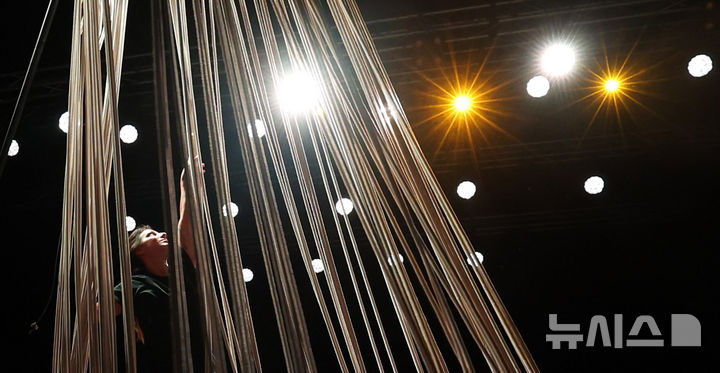 [서울=뉴시스] 추상철 기자 = '2025 서울서커스페스티벌' 개막을 하루 앞둔 2일 오전 서울 용산구 노들섬에서 프랑스의 컴퍼니 아페서가 아크로바틱 공연인 '나의 끈' 시연을 하고 있다. 2025.05.02. scchoo@newsis.com