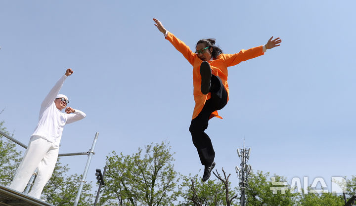 [서울=뉴시스] 추상철 기자 = '2025 서울서커스페스티벌' 개막을 하루 앞둔 2일 오전 서울 용산구 노들섬에서 화이트큐브 프로젝트가 트램펄린 공연인 '닥터트램과 봉봉' 시연을 하고 있다. 2025.05.02. scchoo@newsis.com