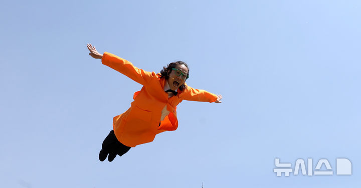 [서울=뉴시스] 추상철 기자 = '2025 서울서커스페스티벌' 개막을 하루 앞둔 2일 오전 서울 용산구 노들섬에서 화이트큐브 프로젝트가 트램펄린 공연인 '닥터트램과 봉봉' 시연을 하고 있다. 2025.05.02. scchoo@newsis.com