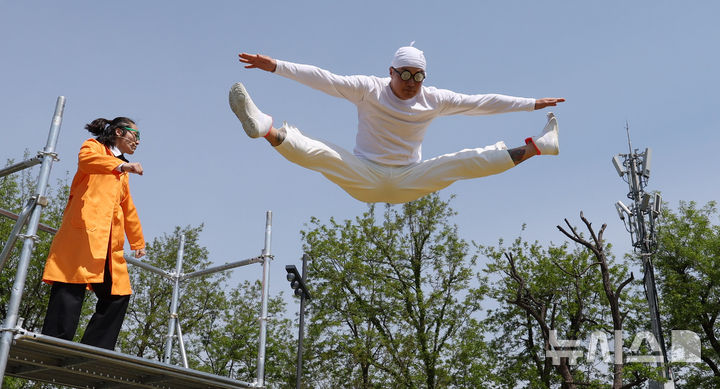 [서울=뉴시스] 추상철 기자 = '2025 서울서커스페스티벌' 개막을 하루 앞둔 2일 오전 서울 용산구 노들섬에서 화이트큐브 프로젝트가 트램펄린 공연인 '닥터트램과 봉봉' 시연을 하고 있다. 2025.05.02. scchoo@newsis.com