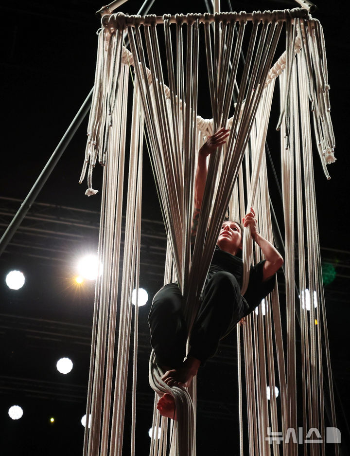 [서울=뉴시스] 추상철 기자 = '2025 서울서커스페스티벌' 개막을 하루 앞둔 2일 오전 서울 용산구 노들섬에서 프랑스의 컴퍼니 아페서가 아크로바틱 공연인 '나의 끈' 시연을 하고 있다. 2025.05.02. scchoo@newsis.com