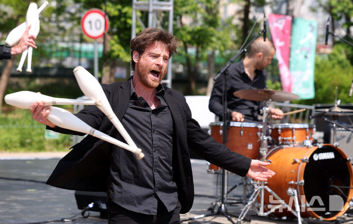 [서울=뉴시스] 추상철 기자 = '2025 서울서커스페스티벌' 개막을 하루 앞둔 2일 오전 서울 용산구 노들섬에서 프랑스의 콜렉티브 프로토콜이 저글링 공연인 '원샷' 시연을 하고 있다. 2025.05.02. scchoo@newsis.com