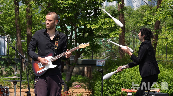 [서울=뉴시스] 추상철 기자 = '2025 서울서커스페스티벌' 개막을 하루 앞둔 2일 오전 서울 용산구 노들섬에서 프랑스의 콜렉티브 프로토콜이 저글링 공연인 '원샷' 시연을 하고 있다. 2025.05.02. scchoo@newsis.com