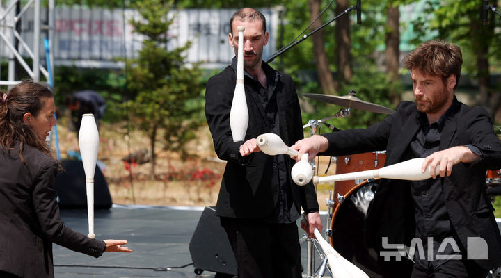 [서울=뉴시스] 추상철 기자 = '2025 서울서커스페스티벌' 개막을 하루 앞둔 2일 오전 서울 용산구 노들섬에서 프랑스의 콜렉티브 프로토콜이 저글링 공연인 '원샷' 시연을 하고 있다. 2025.05.02. scchoo@newsis.com