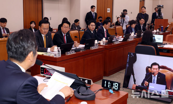 [서울=뉴시스] 조성봉 기자 = 2일 오전 서울 여의도 국회에서 열린 법제사법위원회 전체회의에서 국민의힘 의원들이 정청래 법사위원장의 발언에 굳은 표정을 짓고 있다.  2025.05.02. suncho21@newsis.com