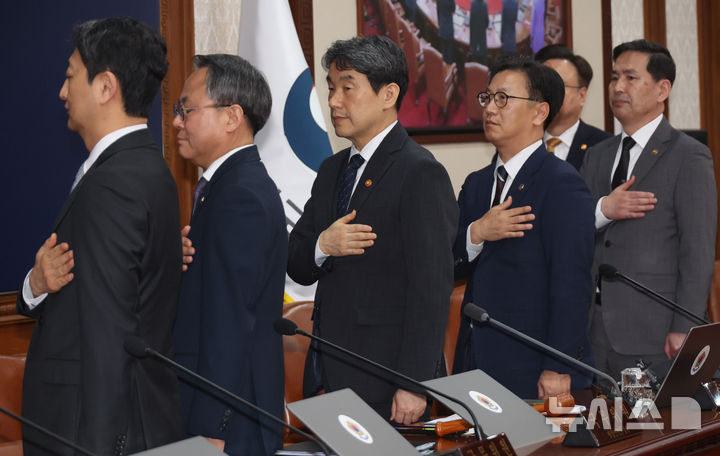 [서울=뉴시스] 고범준 기자 = 이주호 대통령 권한대행 부총리 겸 교육부 장관이 2일 서울 종로구 정부서울청사에서 열린 임시 국무회의에서 국기에 경례를 하고 있다. (대통령실통신사진기자단) 2025.05.02. bjko@newsis.com