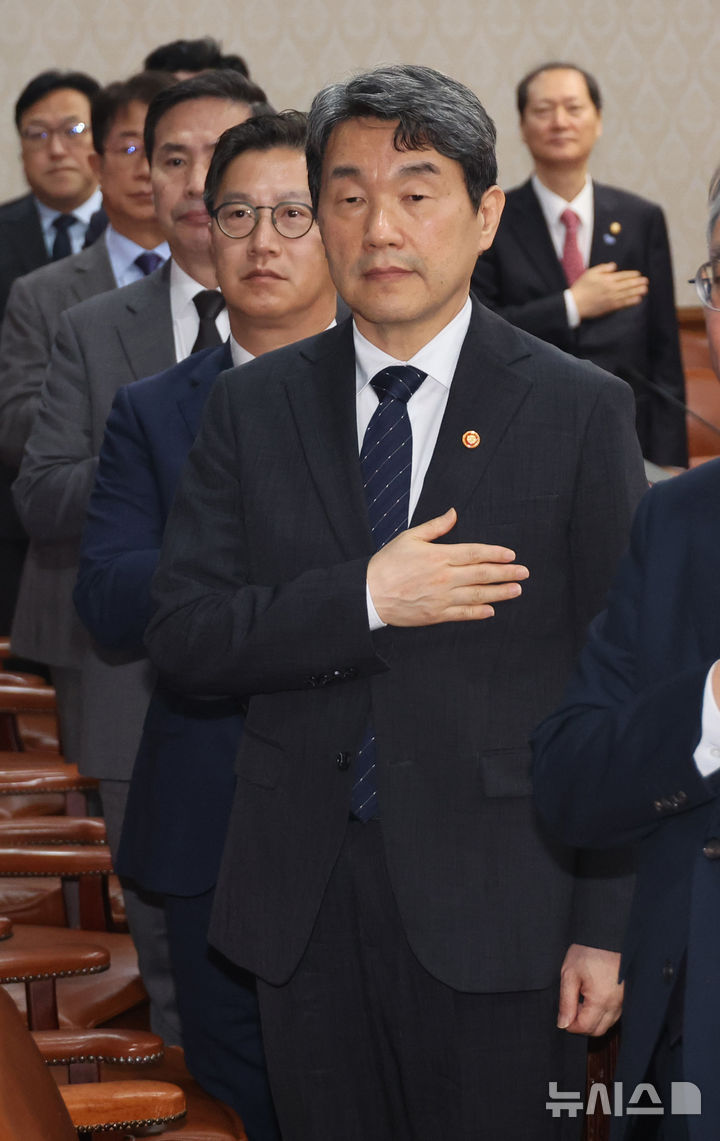 [서울=뉴시스] 고범준 기자 = 이주호 대통령 권한대행 부총리 겸 교육부 장관이 2일 서울 종로구 정부서울청사에서 열린 임시 국무회의에서 국기에 경례를 하고 있다. (대통령실통신사진기자단) 2025.05.02. bjko@newsis.com