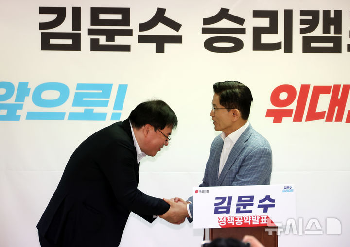 [서울=뉴시스] 고승민 기자 = 유동규 전 성남도시개발공사 기획본부장이 2일 서울 여의도 김문수 국민의힘 대선 경선 후보 캠프에서 김 후보 지지 발언을 하기 전 인사를 하고 있다. 2025.05.02. kkssmm99@newsis.com