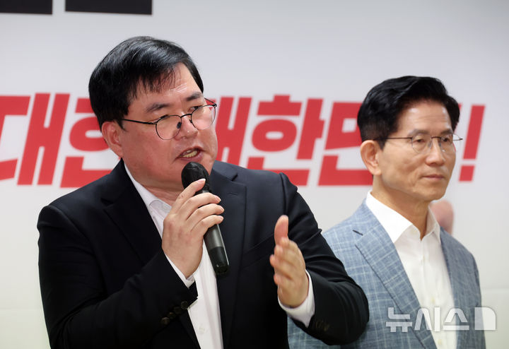 [서울=뉴시스] 고승민 기자 = 유동규 전 성남도시개발공사 기획본부장이 2일 서울 여의도 김문수 국민의힘 대선 경선 후보 캠프에서 김 후보 지지 발언을 하고 있다. 2025.05.02. kkssmm99@newsis.com