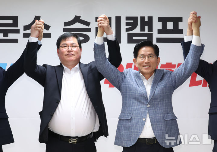 [서울=뉴시스] 고승민 기자 = 유동규 전 성남도시개발공사 기획본부장이 2일 서울 여의도 김문수 국민의힘 대선 경선 후보 캠프에서 김 후보 지지 발언을 마친 뒤 기념촬영하고 있다. 2025.05.02. kkssmm99@newsis.com