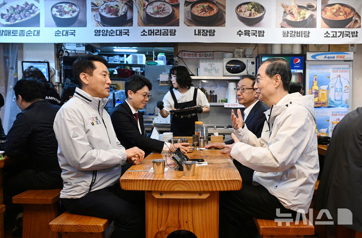 [서울=뉴시스] 황준선 기자 = 한덕수(오른쪽) 전 국무총리와 오세훈 서울시장이 2일 오후 서울 종로구의 식당에서 오찬 간담회를 갖고 있다. (공동취재) 2025.05.02. photo@newsis.com