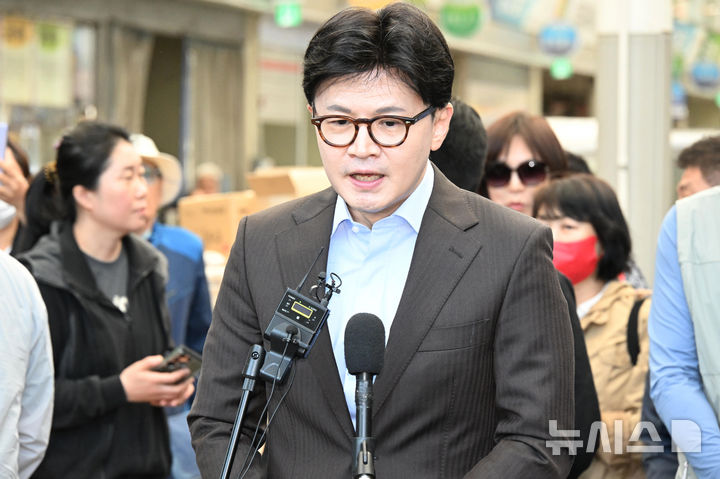 [창원=뉴시스] 차용현 기자 = 2일 오전 경남 창원시 마산어시장을 방문한 한동훈 제21대 대통령 선거 국민의힘 경선 후보가 취재진의 질문에 답하고 있다. 2025.05.02.con@newsis.com