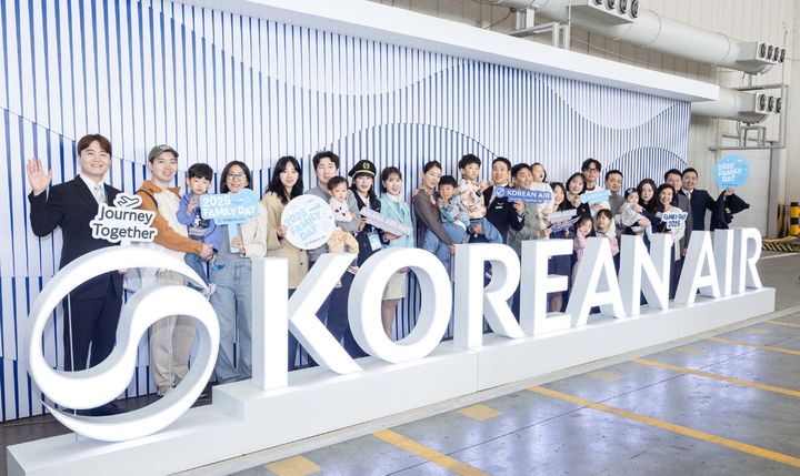 [서울=뉴시스] 대한항공은 5월 가정의 달을 맞아 2일부터 5일까지 서울 강서구 본사 격납고, 6일 부산 테크센터 격납고를 개방해 대한항공 및 아시아나항공 임직원과 가족을 초청하는 '2025 패밀리데이(Family Day)' 행사를 개최한다.2일 패밀리데이 행사에 참여한 대한항공과 아시아나항공의 임직원들이 기념촬영을 하고 있다. (사진=대한항공 제공) 2025.05.02. photo@newsis.com *재판매 및 DB 금지