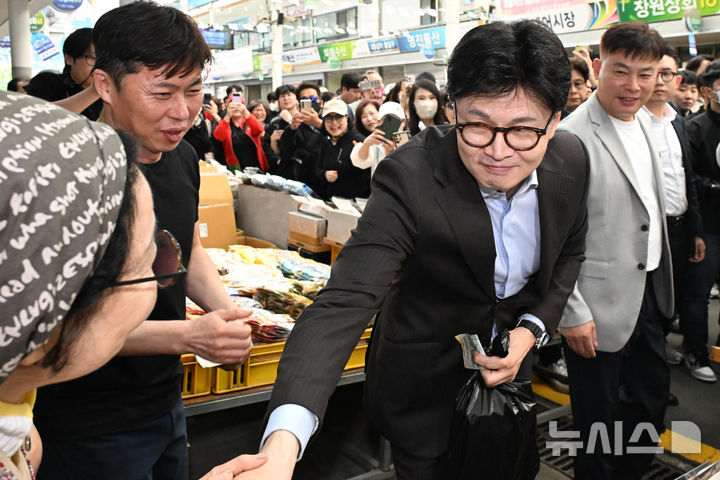[창원=뉴시스] 차용현 기자 = 2일 오전 한동훈 제21대 대통령 선거 국민의힘 경선 후보가 경남 창원시 마산어시장을 찾아 물건을 구매하고 있다. 2025.05.02.con@newsis.com