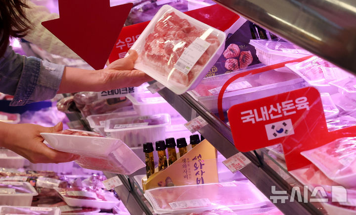 [서울=뉴시스] 추상철 기자 = 2일 오후 서울 시내 한 대형마트에서 시민이 돼지고기를 고르고 있다. 2025.05.02. scchoo@newsis.com