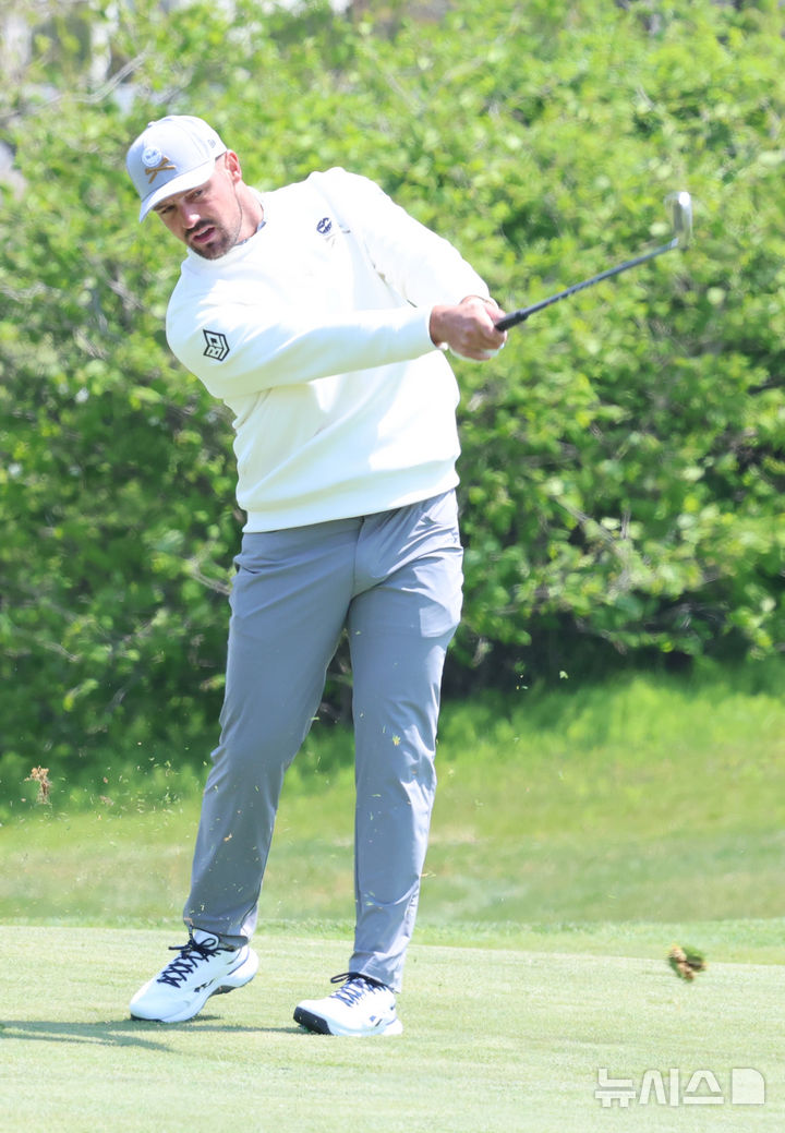 [인천=뉴시스] 전진환 기자 =&nbsp; LIV 골프 코리아 1라운드 경기가 열린 2일 인천 연수구 잭니클라우스CC에서 브라이슨 디섐보가 1번홀 세컨샷을 하고 있다.&nbsp; 2025.05.02.&nbsp; photo@newsis.com